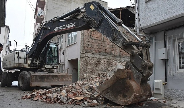 Gemlik'te Metruk Bina Temizliği Devam Ediyor görseli