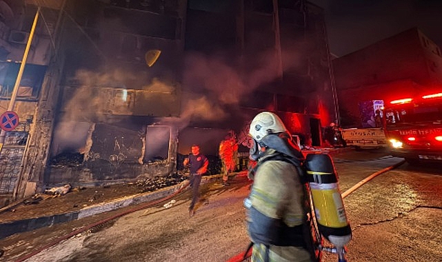 İzmir İtfaiyesi Konak’ta çıkan yangında iki kişiyi kurtardı görseli