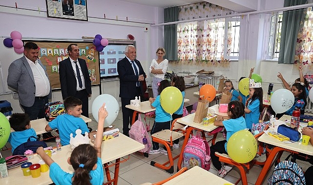 Başkan Şadi Özdemir’den “Okula hoş geldin” hediyesi görseli