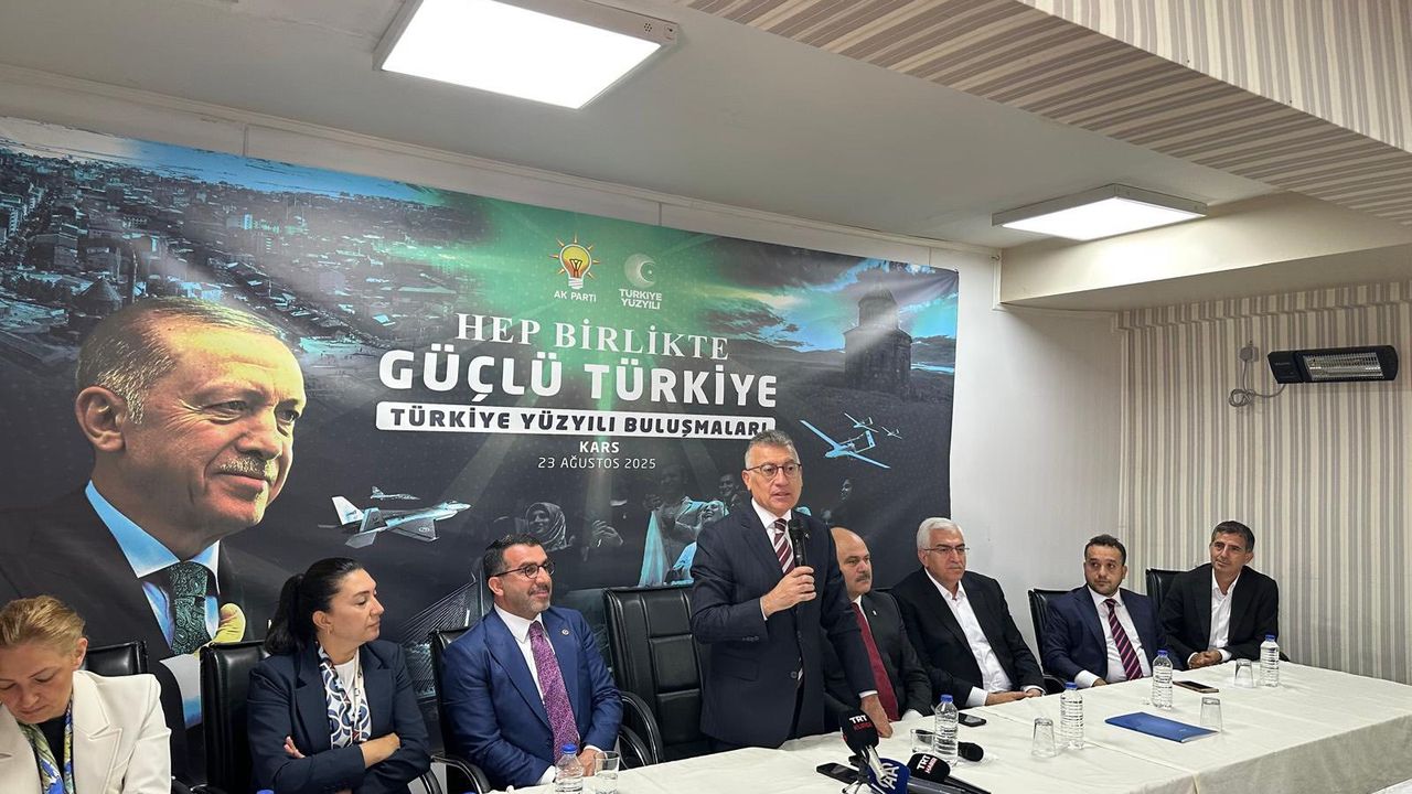 AK Parti Grup Başkanı Abdullah Güler, CHP Genel Başkanı Özgür Özel'i siyasi kalpazanlıkla suçladı görseli
