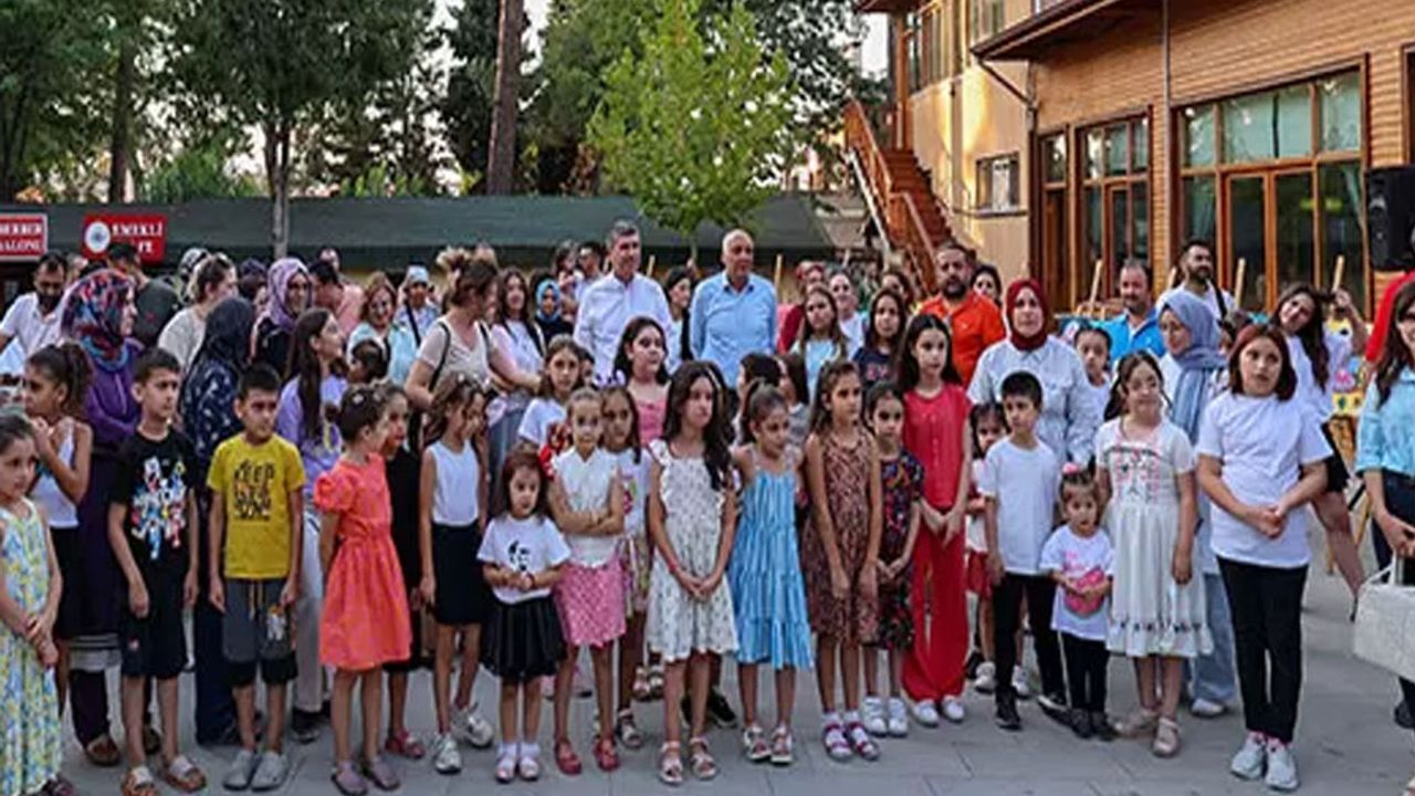 Burdur’da yaz sanat kursları sergisi açıldı görseli