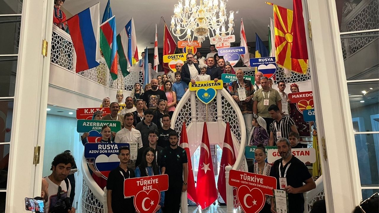 ra 18 ülkeden halk danslarına ev sahipliği yaptı görseli