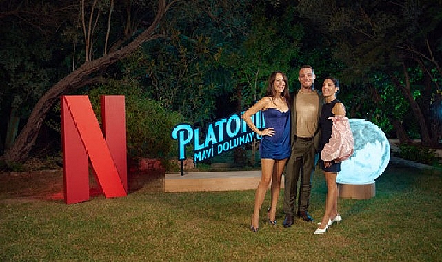 Netflix, Gupse Özay imzalı yeni dizisi Platonik: Mavi Dolunay Otel'in lansmanını Çeşme'de renkli bir etkinlikle kutladı görseli
