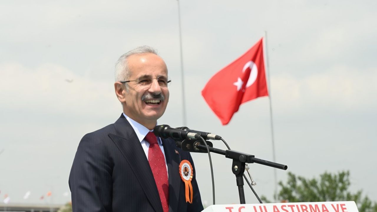 Bakan Uraloğlu'ndan Trabzon'a müjde: Türkiye'de denize yapılan üçüncü havalimanını tasarladık görseli