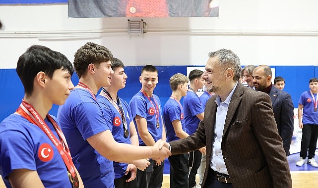Başkan Vekili Akın’dan genç sporculara tam destek görseli