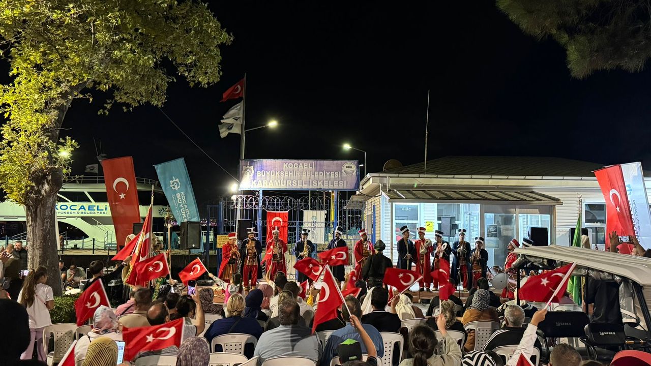 Kocaeli Büyükşehir’in Mehter ve Bando Takımı, Karamürsellileri coşturdu; 30 Ağustos’a özel konser görseli