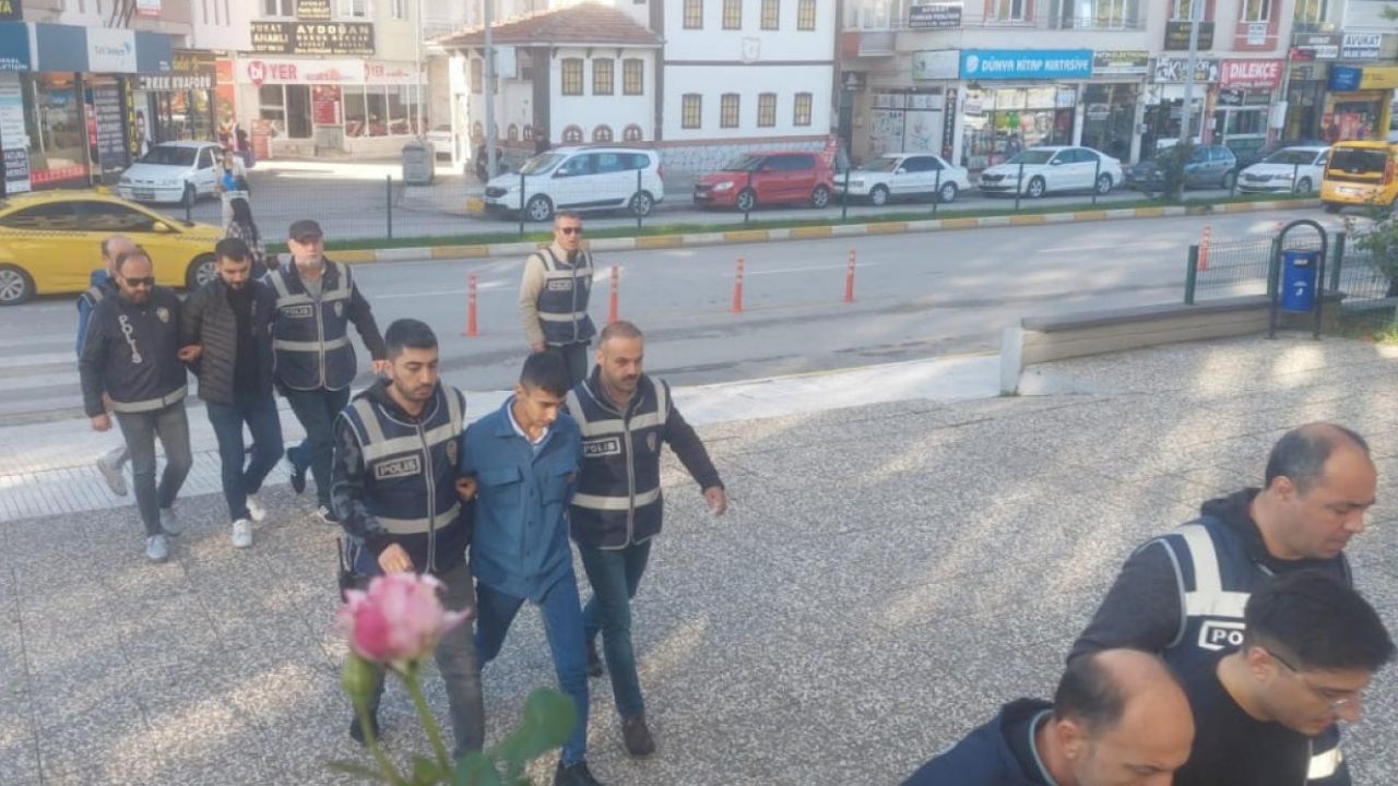 İzmir’de asayiş uygulaması: 136 şüpheli tutuklandı görseli