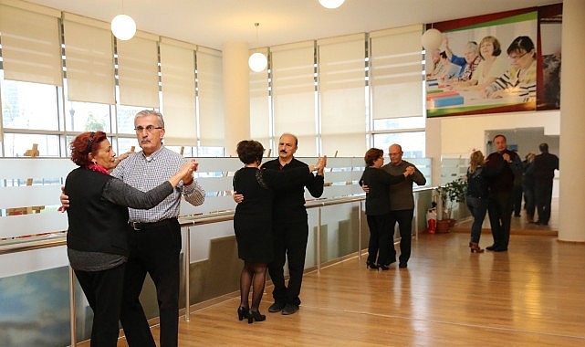 Karşıyaka Belediyesi'nden ücretsiz salon dansları kursu görseli