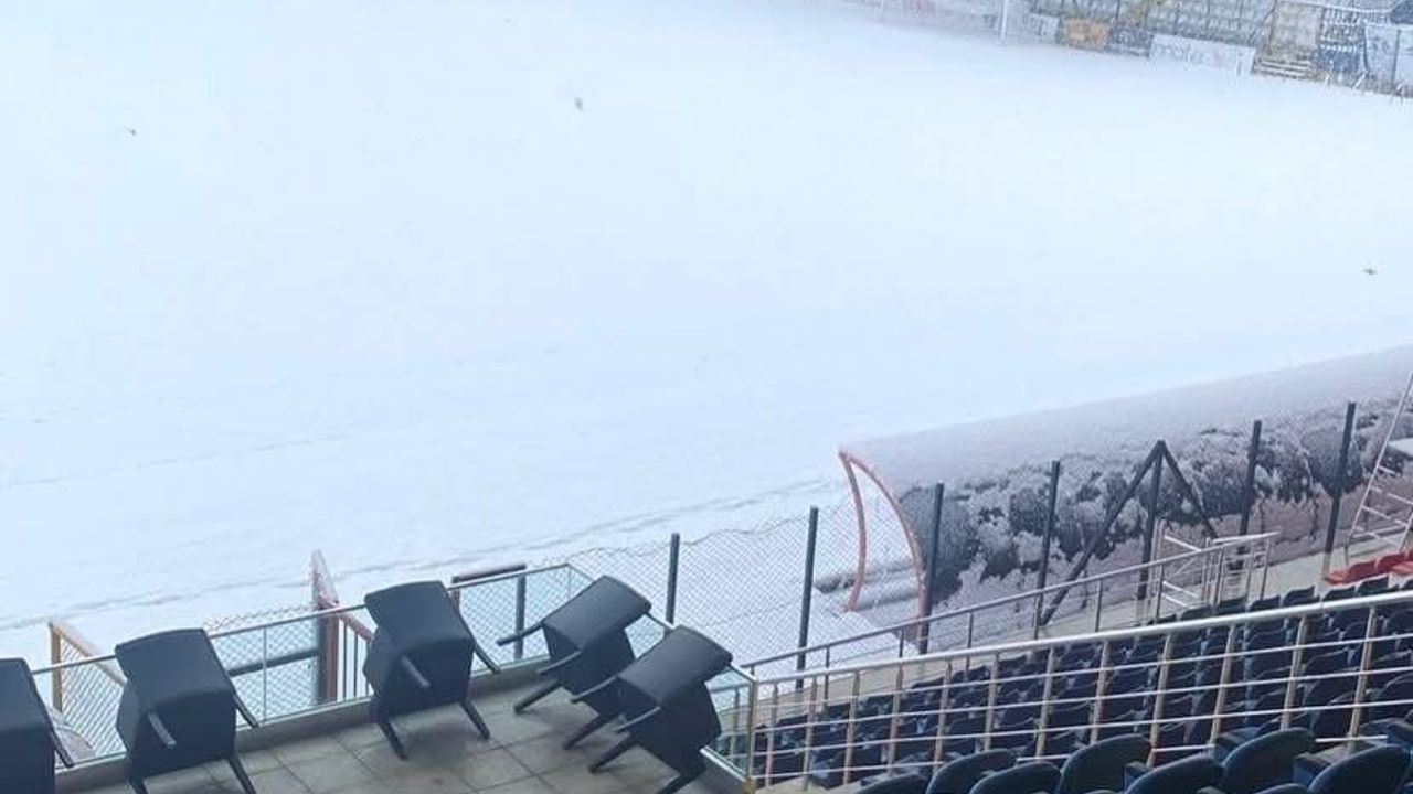 Yoğun kar maçı iptal ettirdi görseli