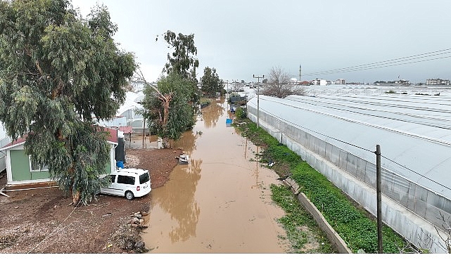 Antalya Büyükşehir Belediyesi sel afetinden zarar gören vatandaşın yanında görseli