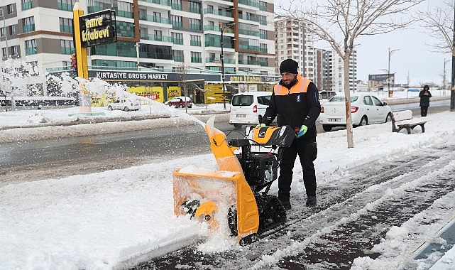 Sivas’ta Son 20 Yılın En Yoğun Karına Karşı Belediye 7/24 Sahada görseli