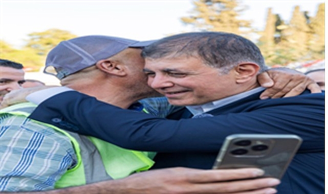 Başkan Tugay Kültürpark Göl Gazinosu’nu işçilerle açtı görseli