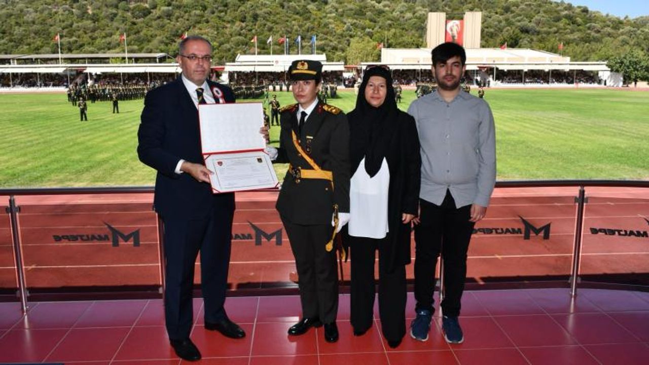 Şehit Ömer Halisdemir’in kızı Elif Nur Halisdemir teğmen oldu görseli