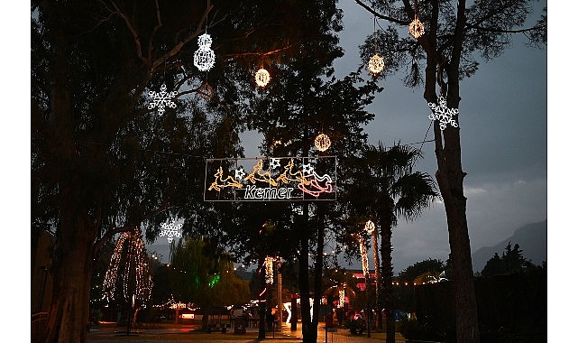 Kemer’de yılbaşı hazırlıkları tamamlandı görseli