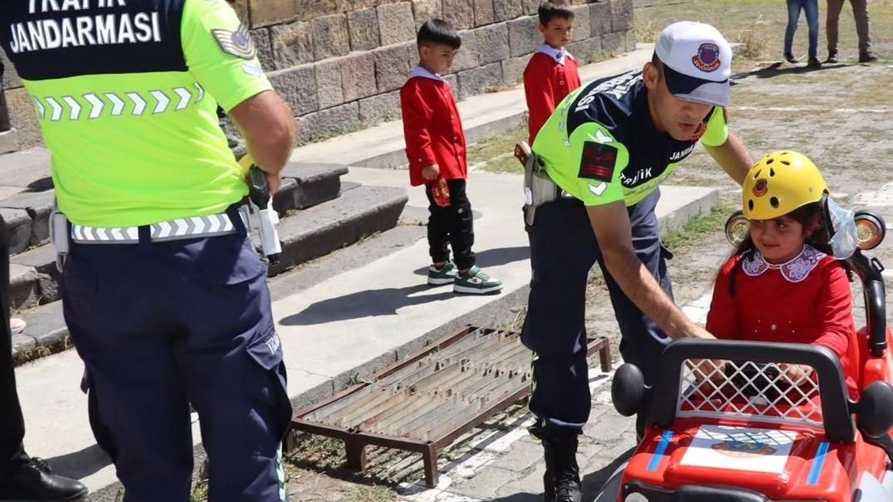 Kars'ta Jandarma'dan öğrencilere trafik güvenliği eğitimi verdi görseli