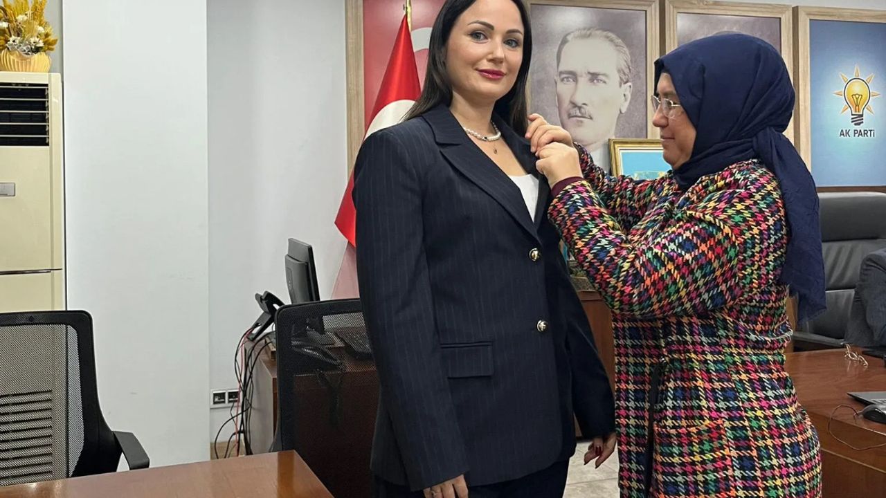AK Parti’ye Rus asıllı yeni katılım: Rozeti gündüz taktı görseli