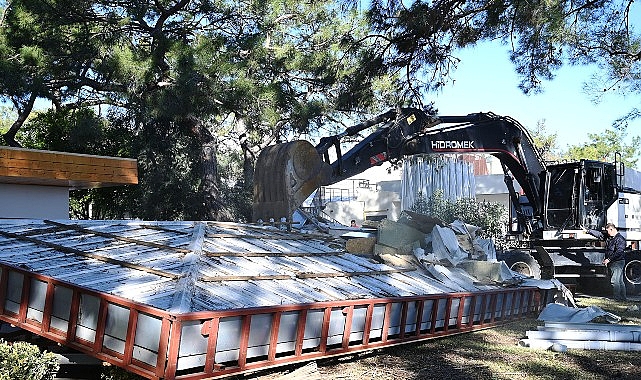 Kemer’de kaçak yapıların yıkımı sürüyor görseli