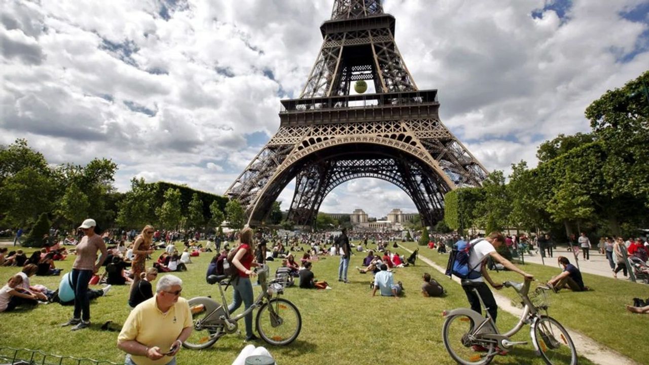 Eyfel Kulesi aşırı sıcaklar nedeniyle ziyarete kapatıldı görseli
