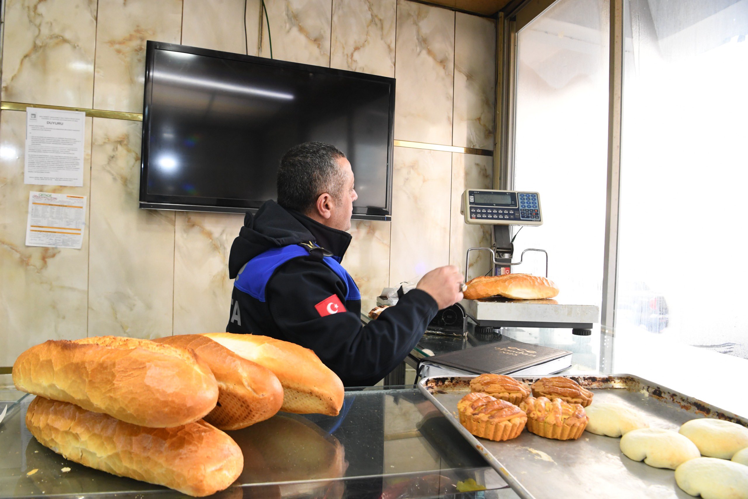 Muş Belediyesi, Halk Sağlığı İçin Market ve Fırınlarda Düzenli Denetimler Yapıyor! görseli