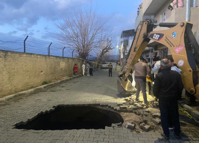 Turgutlu’da Yol Çöktü, Altından İnsan İskeleti Çıktı! görseli