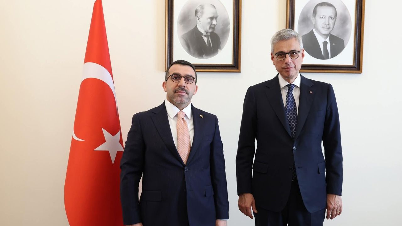 AK Parti Kars Milletvekili Adem Çalkın, Sağlık Bakanı’na Kars’ın taleplerini iletti görseli