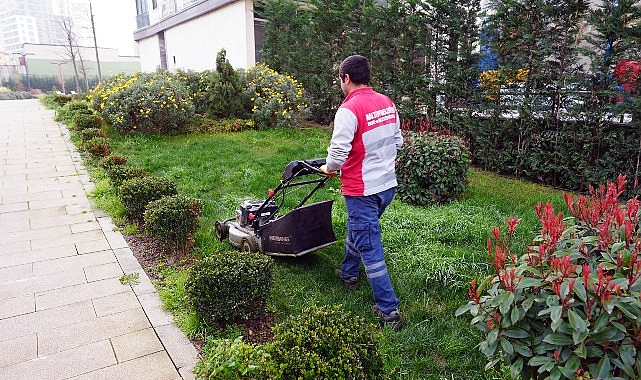Maltepe Belediyesi’nin parkları bayrama hazırlanıyor görseli