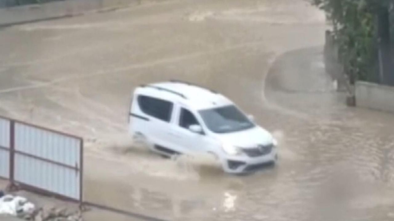 İzmir’de sağanak etkili oldu: Ev ve iş yerleri su altında kaldı görseli