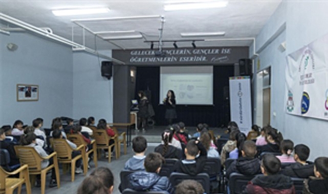 İzmir’de çocuklar iklim için ayakta görseli
