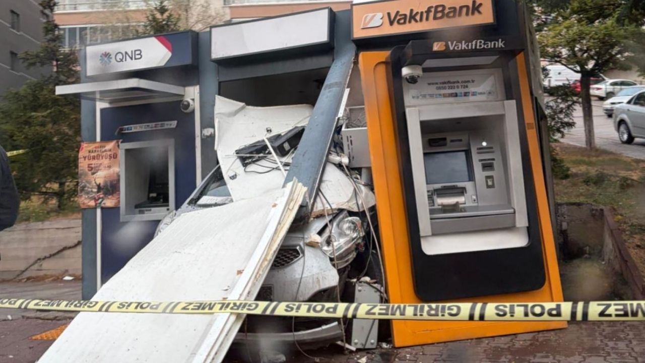 ra'da kaygan yolda kaza: Otomobil ATM'ye girdi görseli