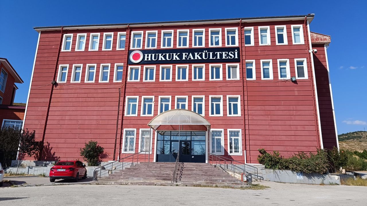 Hukuk fakültelerine girişte başarı sıralaması barajı 125 bin olarak güncellendi görseli