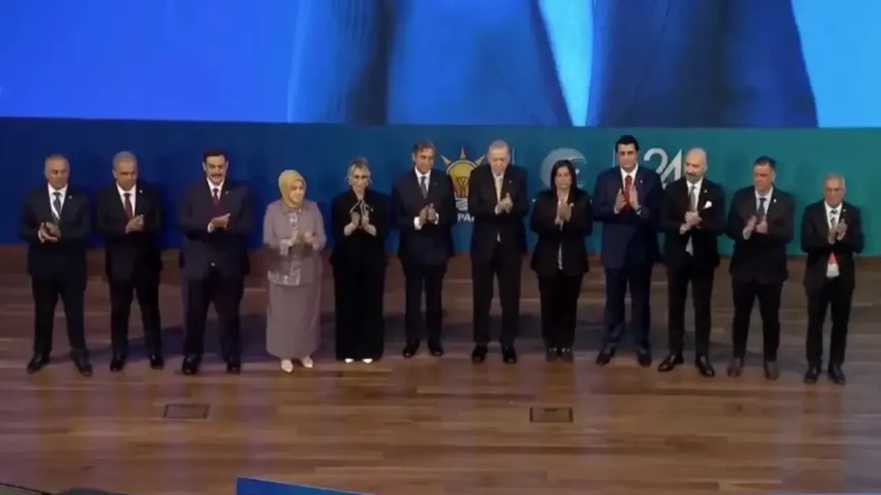 AK Parti, 24. kuruluş yıl dönümünde 9 belediye başkanını kadrosuna kattı görseli
