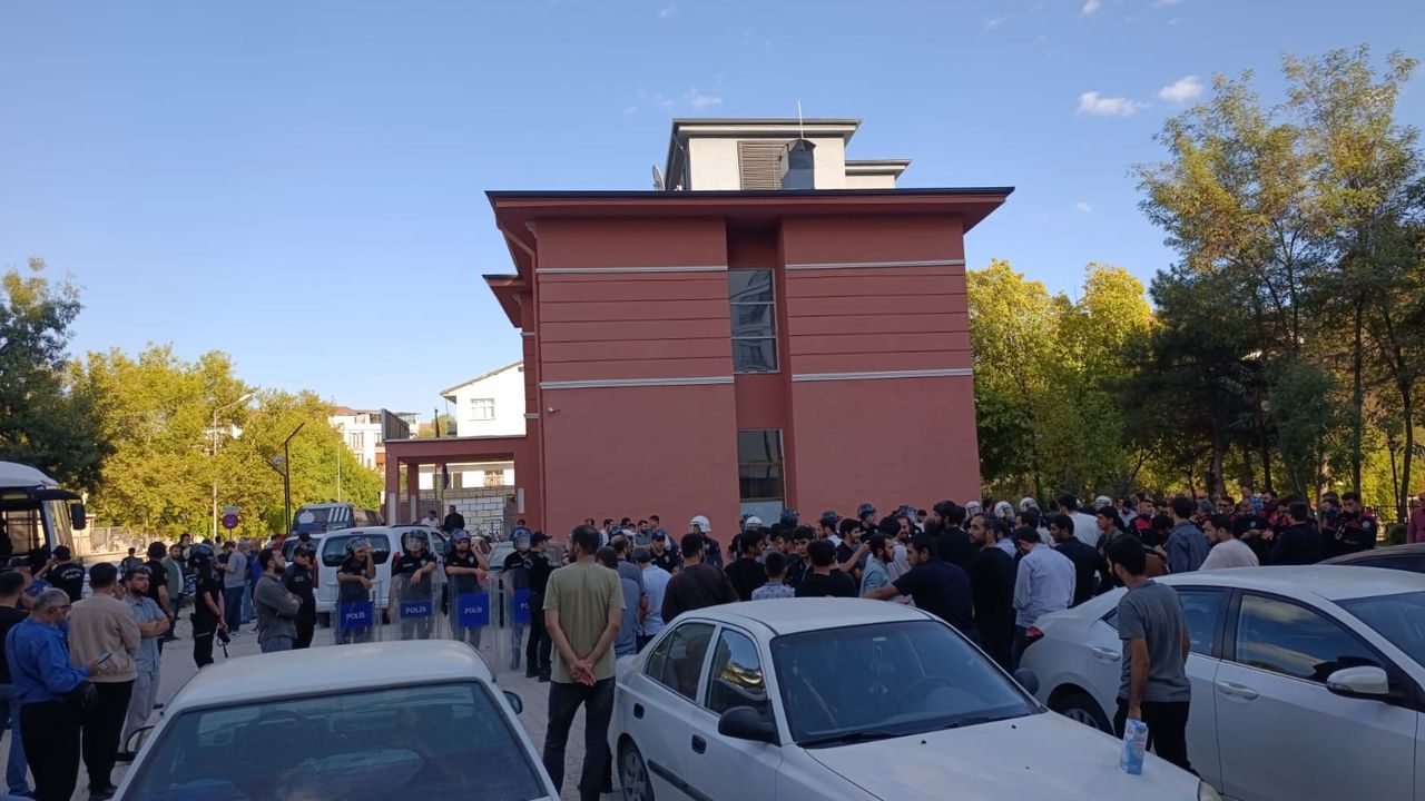 Elazığ’da izinsiz yürüyüşe polis müdahalesi görseli