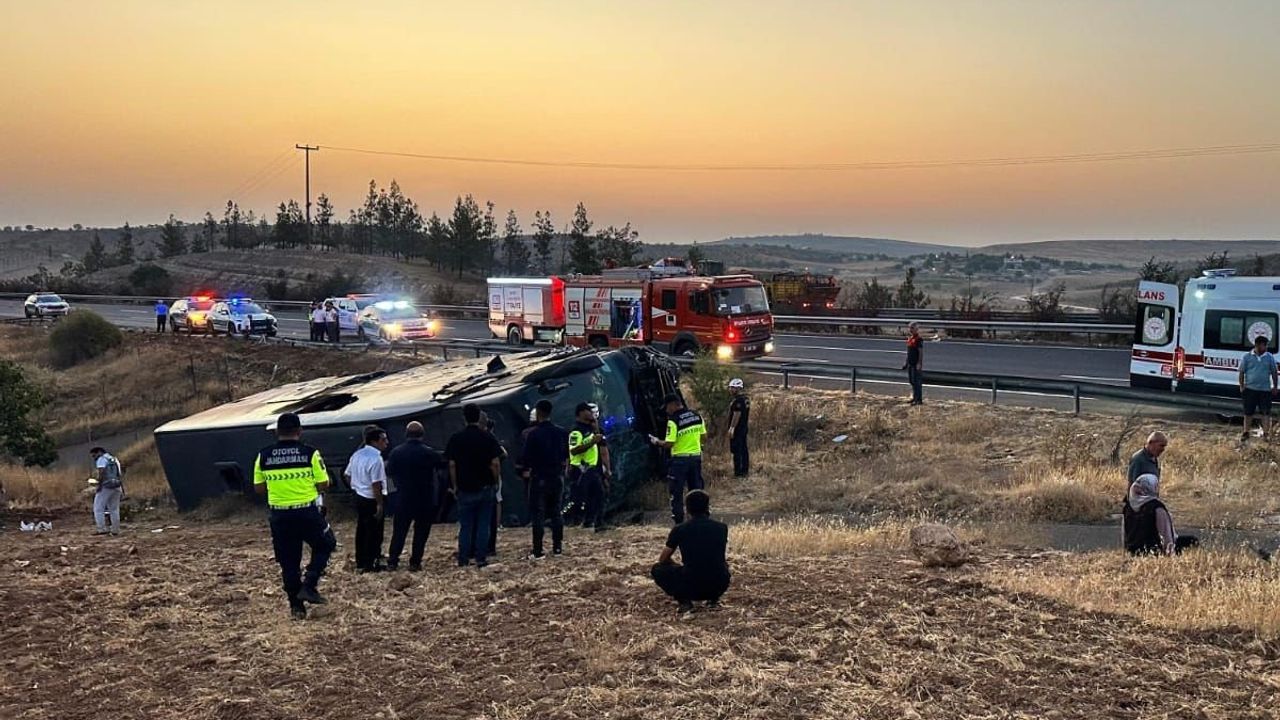 Suruç’ta kaza: Yolcu otobüsü yan yattı görseli