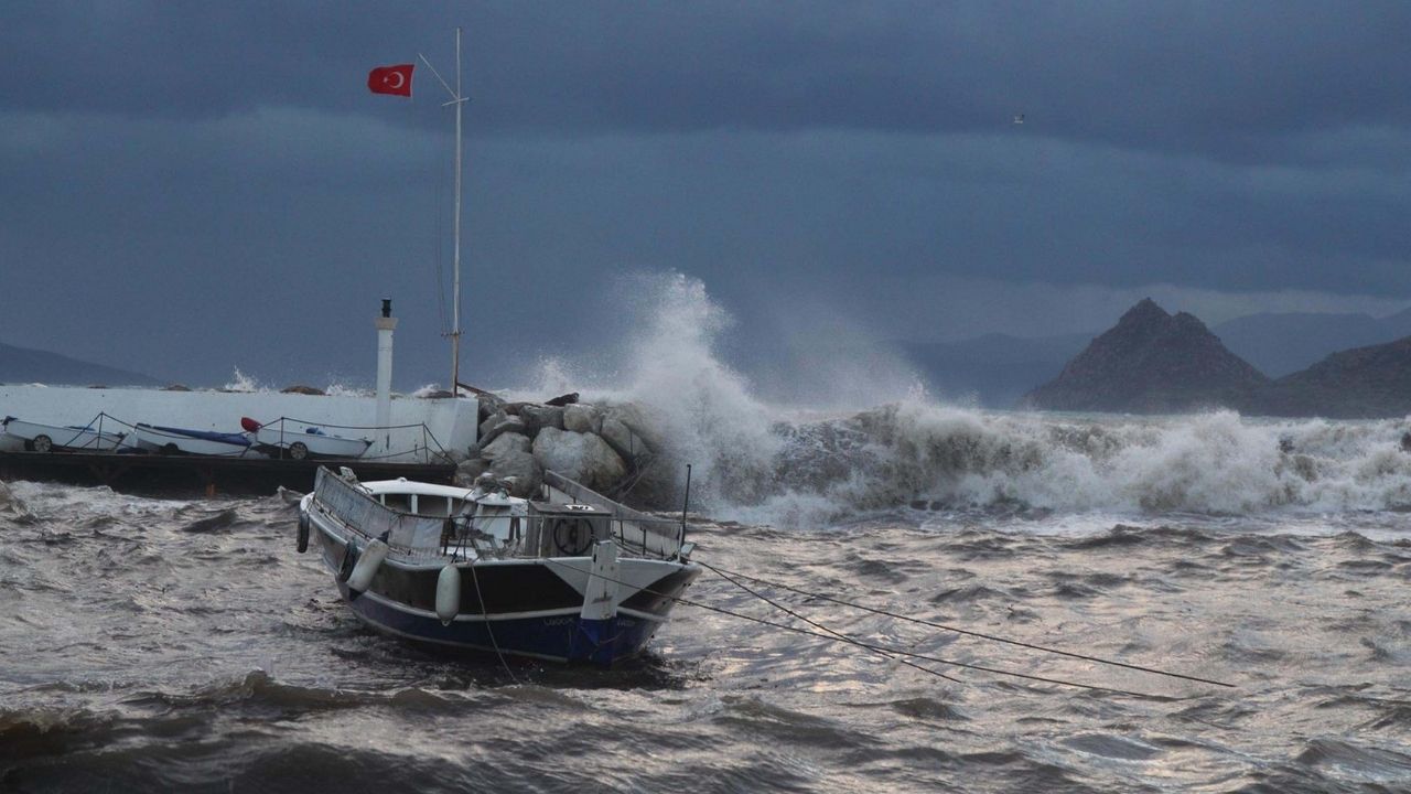 Bodrum’da fırtına etkili oldu: 8 tekne kıyıya sürüklendi görseli