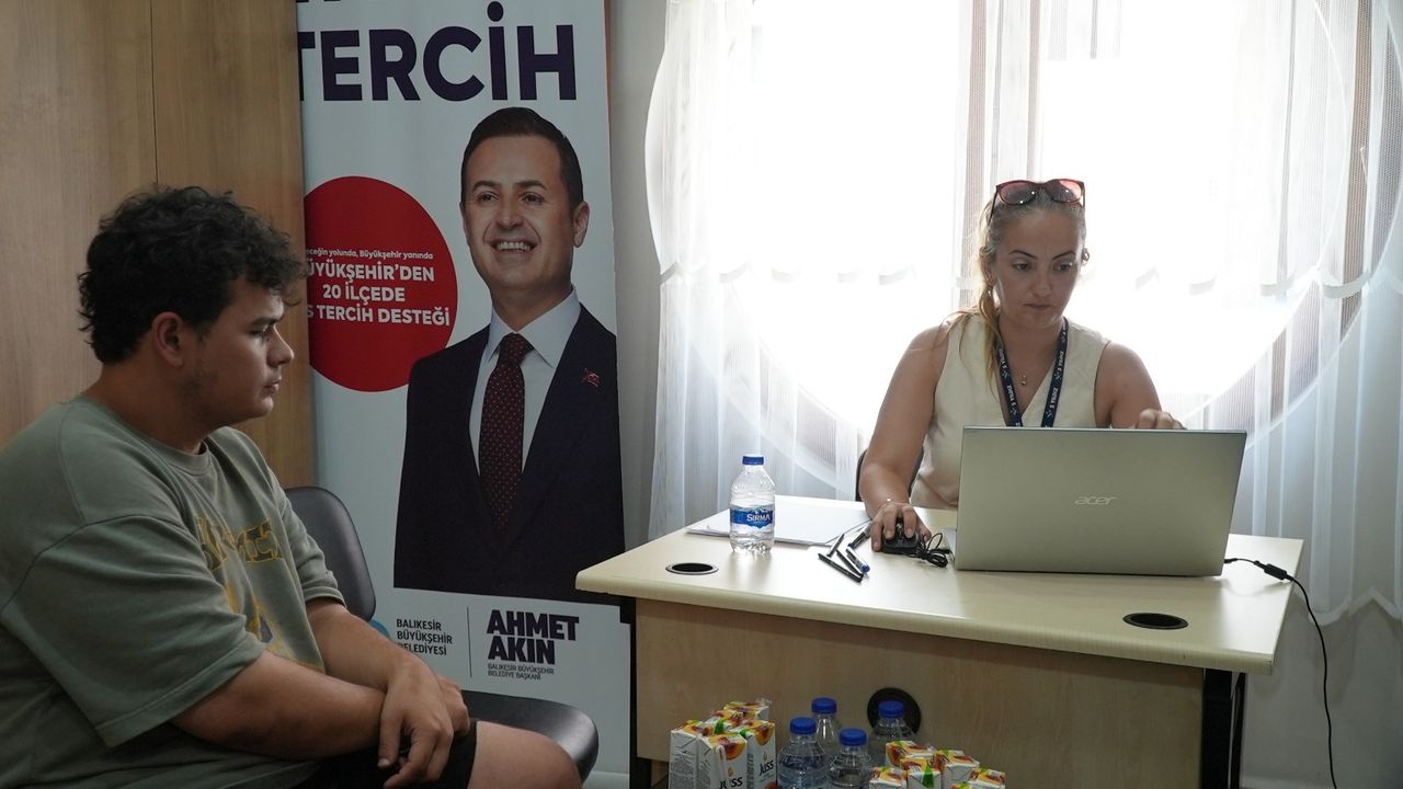 Ahmet Akın tercih sürecinde gençlerin yanında görseli