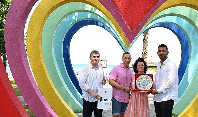 20 yıldır Kemer’e gelen Finli çifte teşekkür plaketi görseli