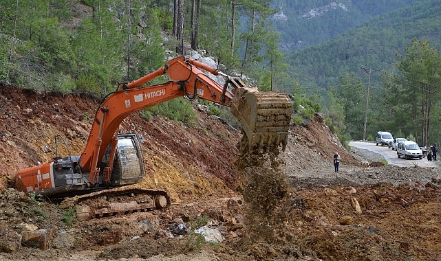 Büyükşehir Alanya'da yolları açık tutmak için gece gündüz çalışıyor görseli