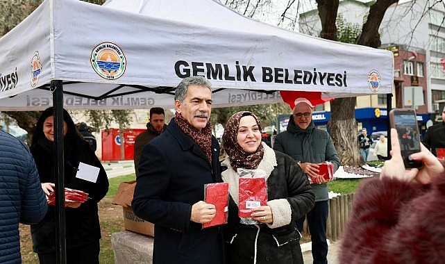 Gemlik Belediyesi’nden Türk Bayrağı Dağıtımı görseli