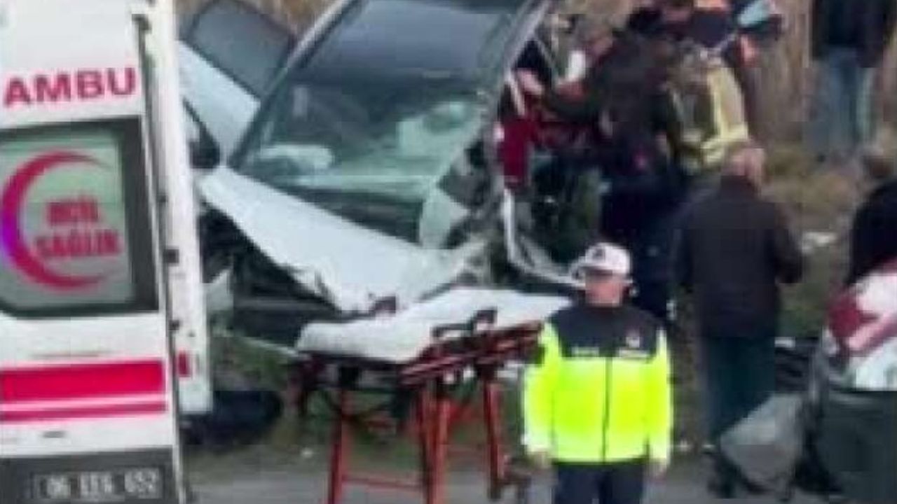 Polatlı-Konya yolunda otomobil ile kamyon çarpıştı: 1 ölü, 5 yaralı görseli