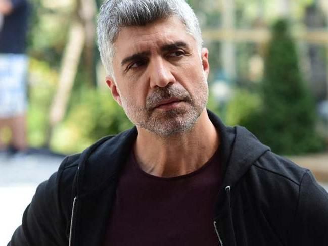 ÖZCAN DENİZ SETTE KALP KRİZİ GEÇİRDİ görseli