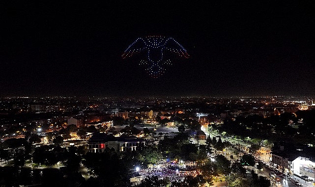 Konya Büyükşehir 30 Ağustos Zafer Bayramı’na Özel 250 Dron ile Işık Gösterisi Gerçekleştirdi görseli