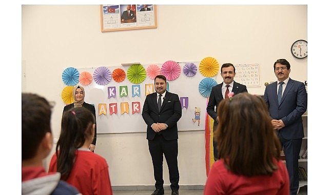 Başkan Çırpanoğlu Öğrencilerin Karne Heyecanına Ortak Oldu görseli