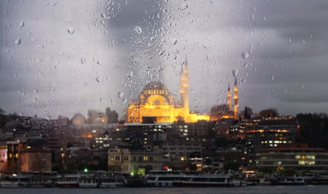 AKOM: İstanbul Yılbaşına Soğuk ve Yağışlı Havayla Giriyor görseli