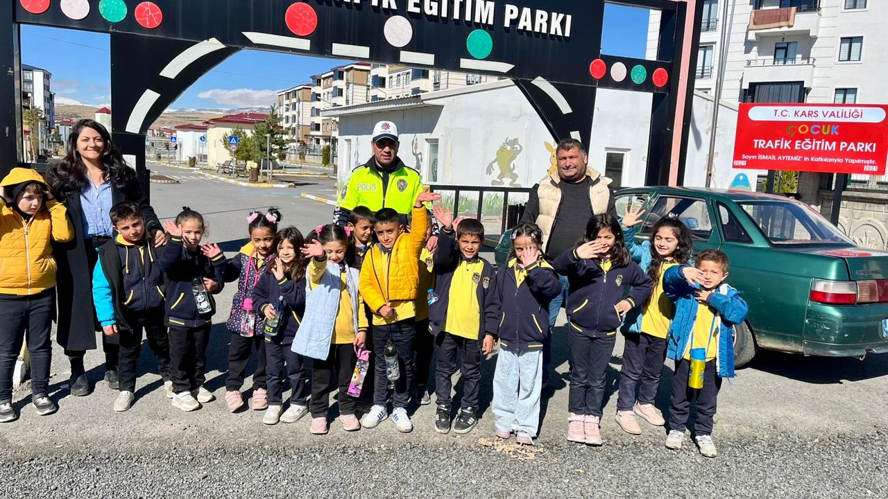 Kars’ta öğrencilere temel trafik eğitimi verildi görseli