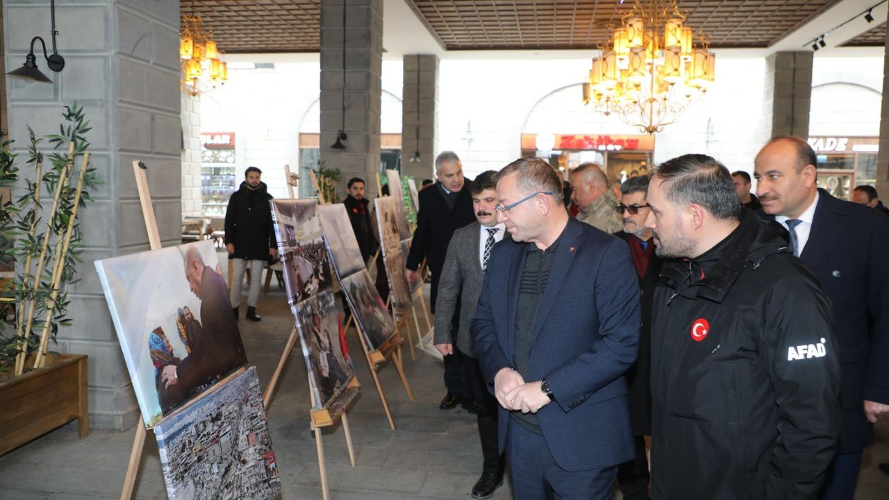 Kars Valisi Ziya Polat: "Deprem şehitlerimize rahmet diliyorum" görseli