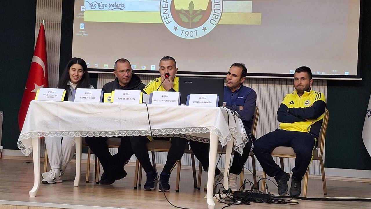 Fenerbahçe Spor Okulları yönetimi, ailelerle bir araya geldi görseli