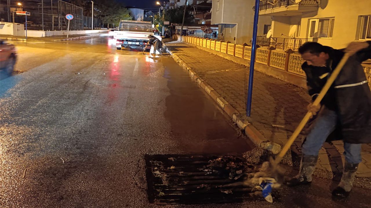 Burdur belediyesi yağmurdan sonra mazgalları temizledi görseli