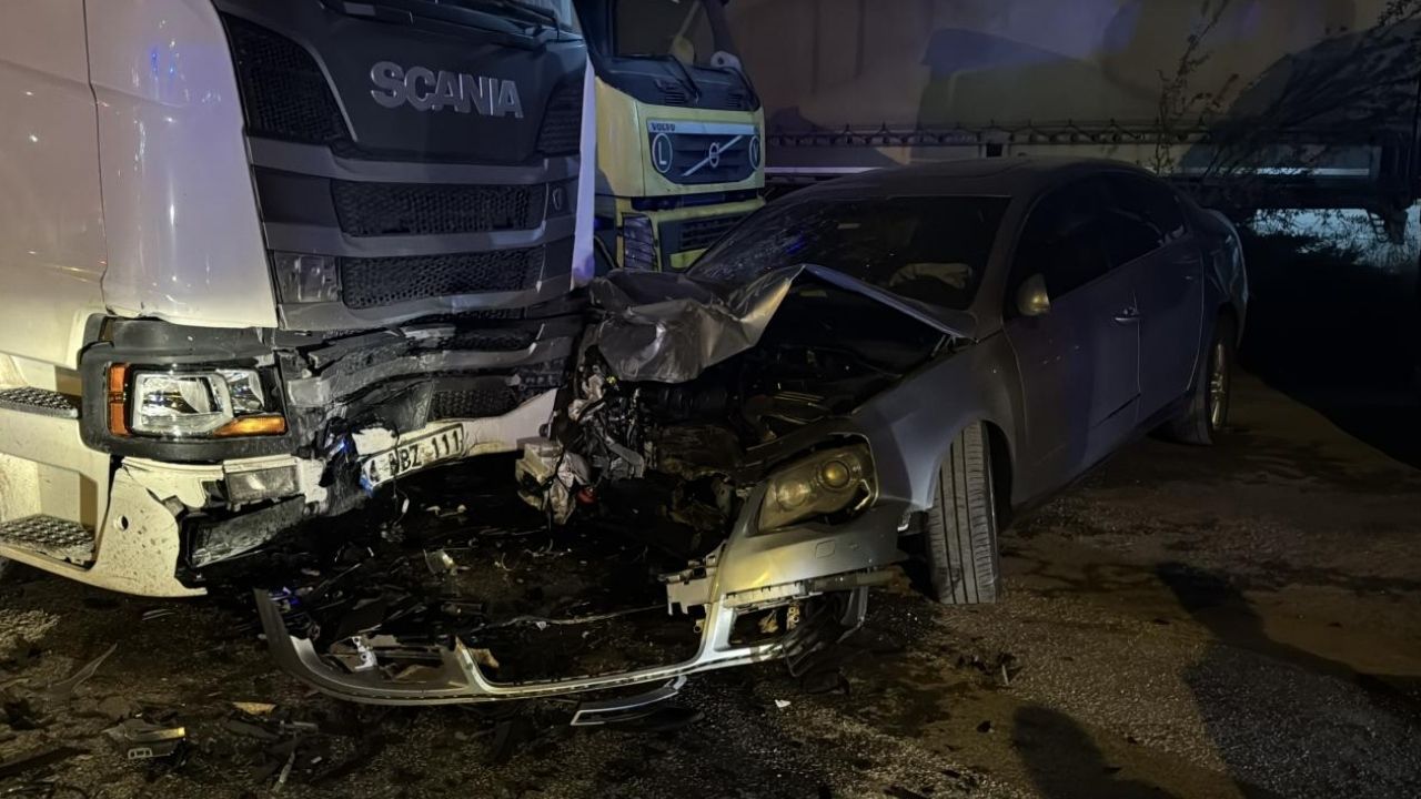 Bolu’da otomobil park halindeki araçlara çarptı: 4 ağır yaralı görseli