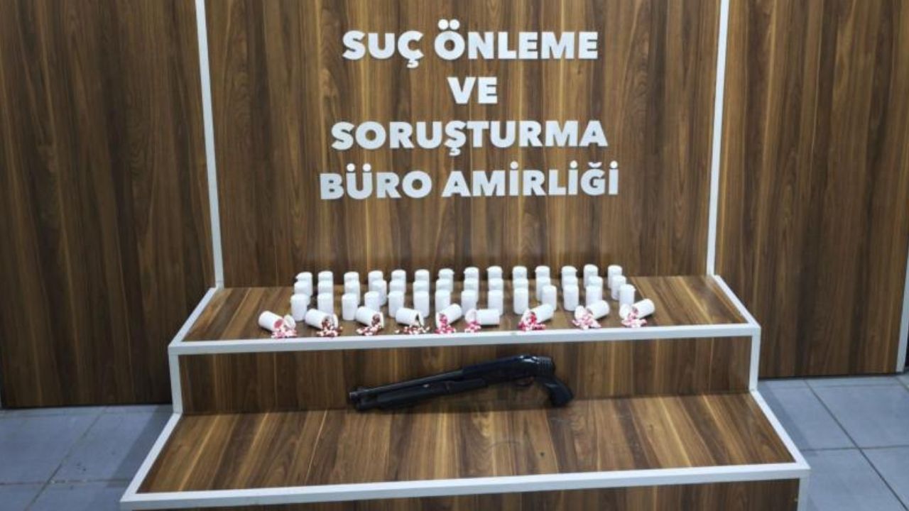 İzmir’de bir evde 2 bin 550 uyuşturucu hap ele geçirildi görseli