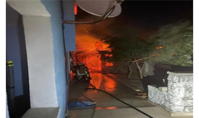 İzmir İtfaiyesi Dikili’deki yangına müdahale ediyor görseli